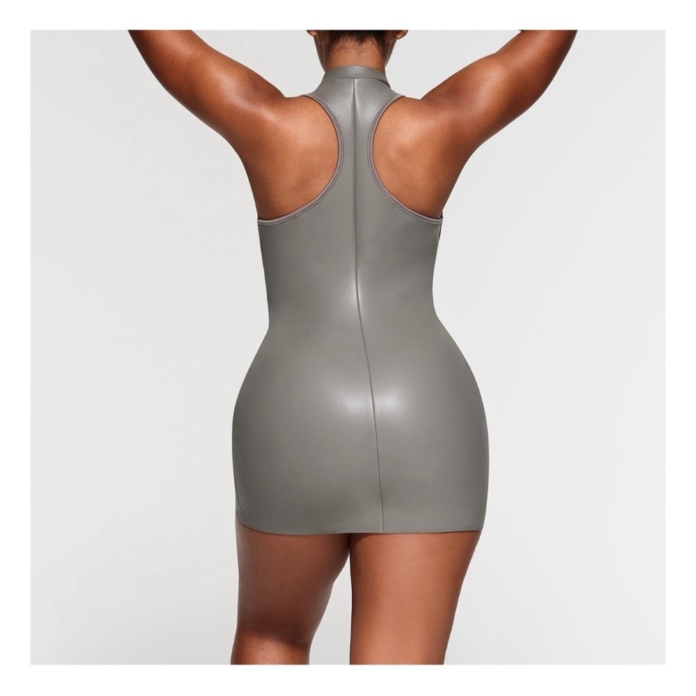 SKIMS ❤️‍🔥 SCUBA SWIM RUBBERIZED MOCK NECK DRESS NWT IN COLORWAY CHALK - Picture 2 of 3